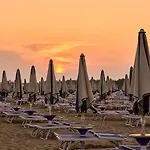 Flat With A Lovely Poolside Garden With Bbq * Bibione