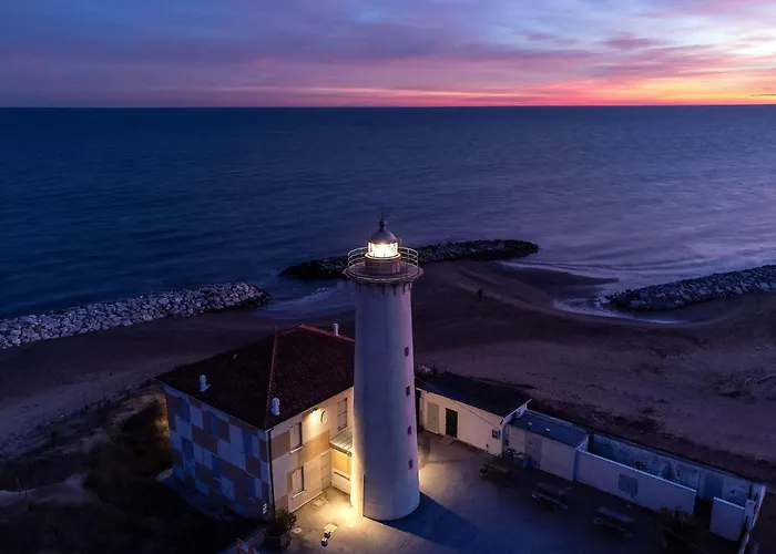 Flat With A Lovely Poolside Garden With Bbq Апартаменти