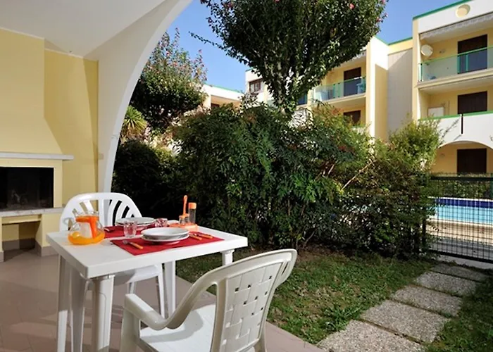 Апартаменти Flat With A Lovely Poolside Garden With Bbq *