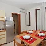 Flat With A Lovely Poolside Garden With Bbq Appartement
