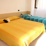 Flat With A Lovely Poolside Garden With Bbq Appartement Bibione