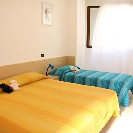 דירה Flat With A Lovely Poolside Garden With Bbq ביביונה