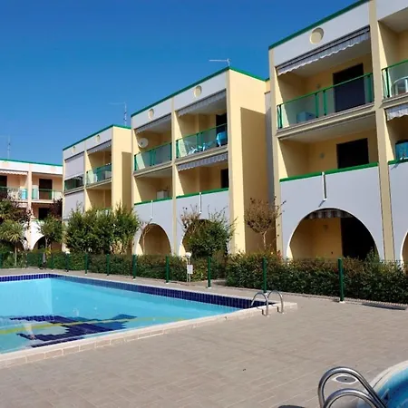 Flat With A Lovely Poolside Garden With Bbq *