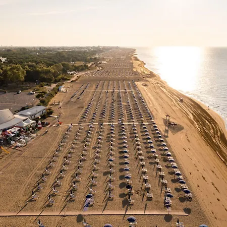Flat With A Lovely Poolside Garden With Bbq * ביביונה