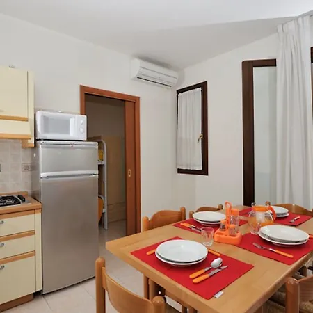 Flat With A Lovely Poolside Garden With Bbq *