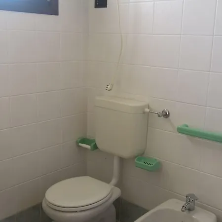 Flat With A Lovely Poolside Garden With Bbq דירה ביביונה