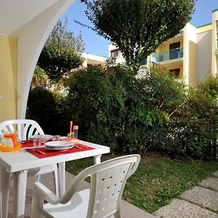 아파트 Flat With A Lovely Poolside Garden With Bbq *