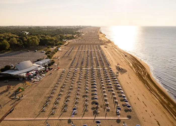 Flat With A Lovely Poolside Garden With Bbq